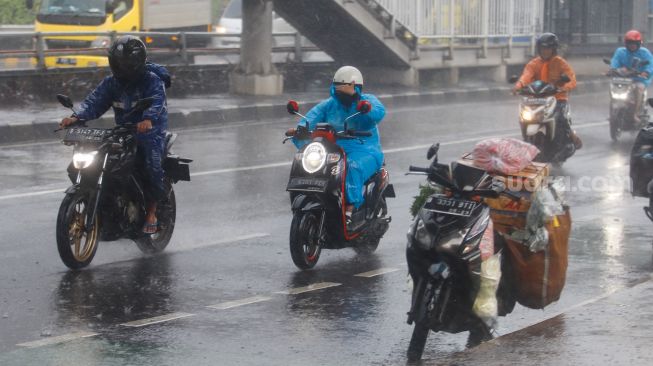 Agar Tak Celaka, Hal ini Tips Berkendara Motor pada tempat Musim Hujan
