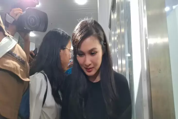 Sandra Dewi Tertunduk usai Diperiksa 10 Jam terkait Kasus Korupsi Timah yang tersebut yang disebutkan Seret Suaminya