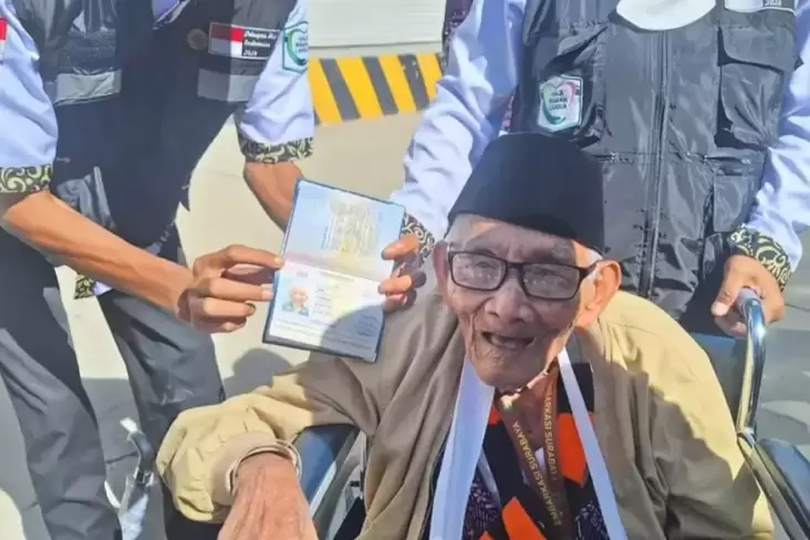Senyum Mbah Loso, Berkursi Roda tapi Semangat Berhaji ke Usia 88 Tahun