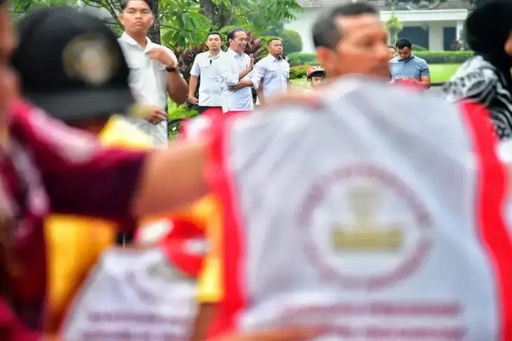 Tak Hadiri Rakernas V PDIP, Jokowi Bagi-bagi Sembako untuk Warga Yogyakarta