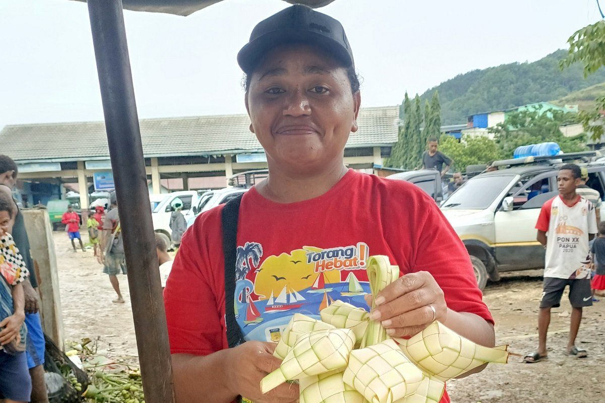 Pedagang Papua rutin terima pesanan daun ketupat sewaktu Idul Adha