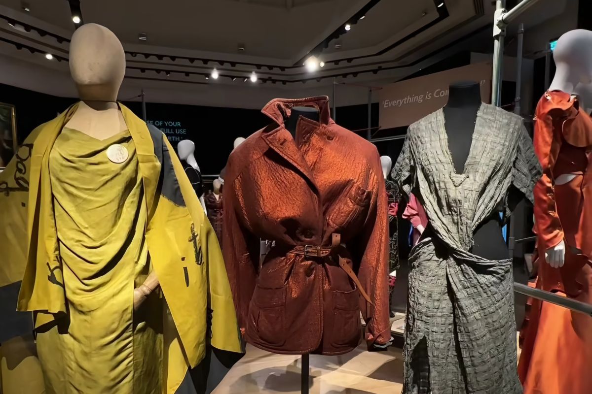 Pakaian juga perhiasan mendiang Vivienne Westwood dilelang