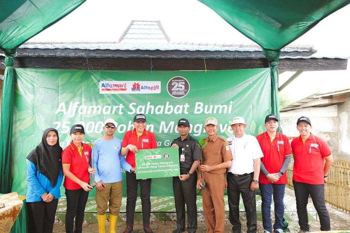 Cegah Abrasi, Alfamart Tanam 25.000 Bibit Mangrove di Muara Gembong