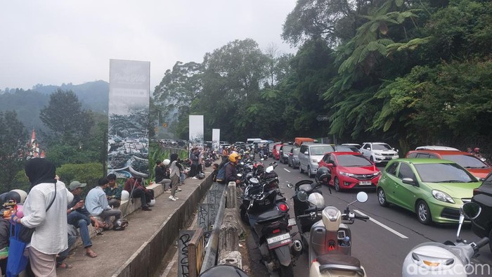 Kios ke Puncak Bogor Dibongkar, Pemotor Masih Menepi Lihat Pemandangan