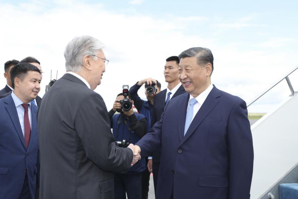 Presiden China Xi Jinping tiba di dalam Kazakhstan