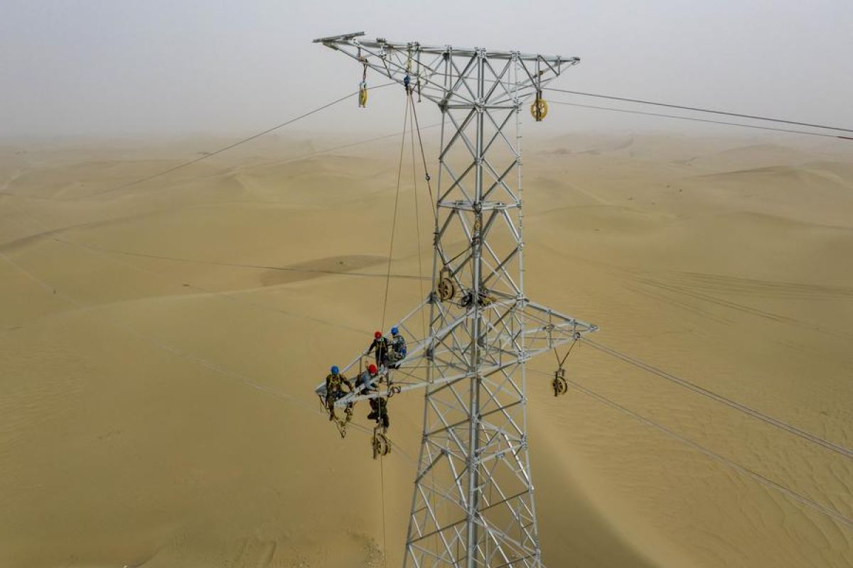 Proyek listrik dengan menara transmisi tertinggi Xinjiang rampung