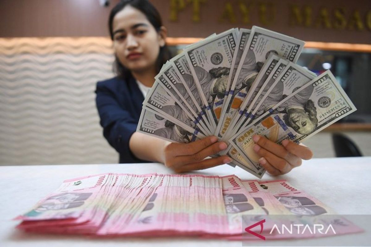 Rupiah Selasa pagi melemah 49 poin berubah berubah menjadi Rp16.370 per dolar Amerika Serikat